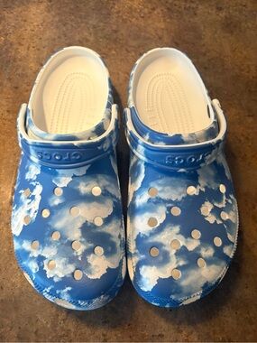 Crocs Classic Cloud Graphic Print Clogs Men's Size 12 / Women's 14